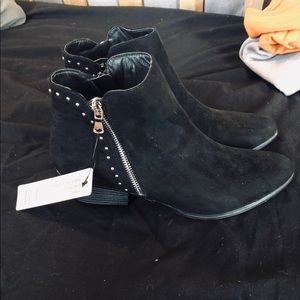 Ankle boots with zipper